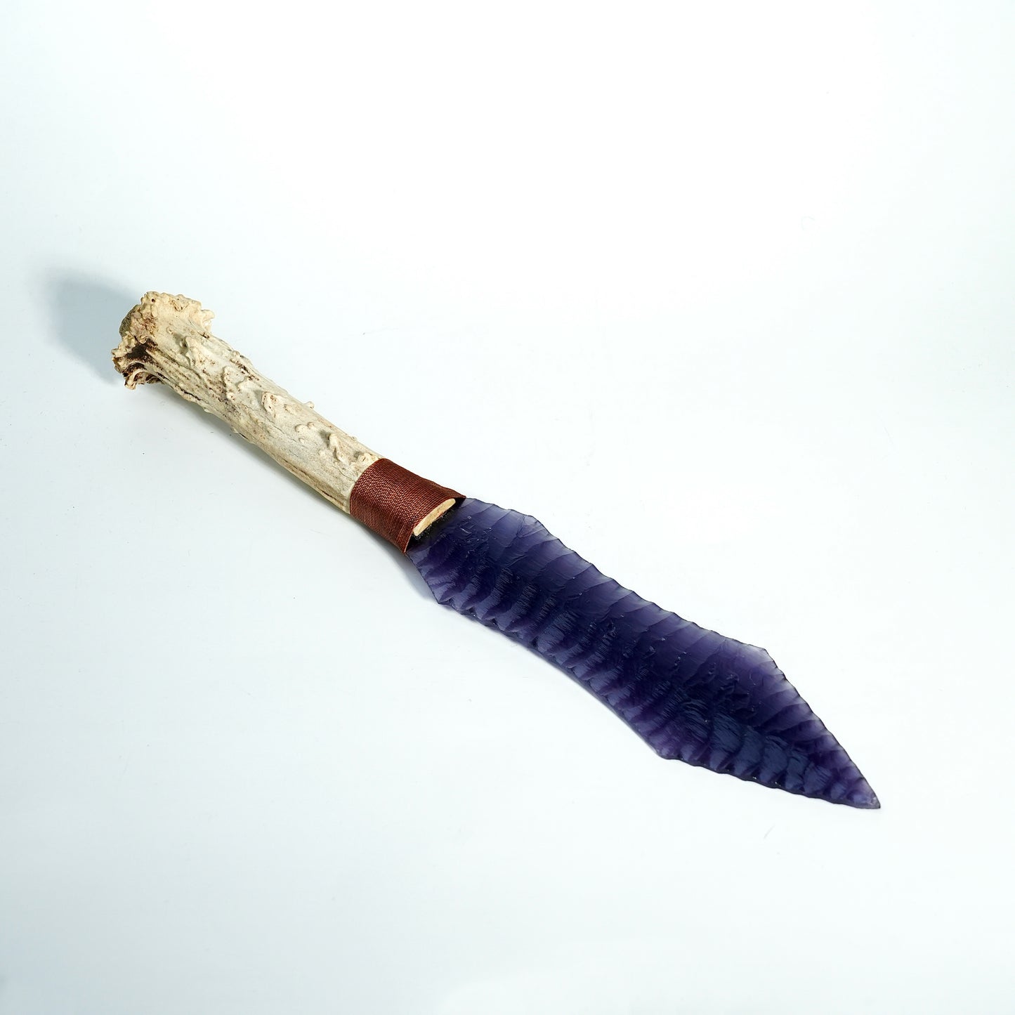 「Amethyst Violet」Cat's Eye Bayonet Side-B|Antler Handle|Pressure Flaking-Flint Knapping|Master-Crafted|Natural Materials|Collectible Ancient Design