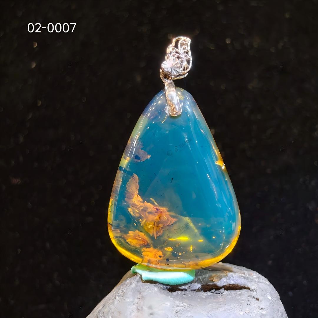 Dominican Floral Landscape Blue Amber | High-Grade Sky Blue Teardrop Pendant | 18K Openwork Floral Mounting (42.1×29.8×14.1mm / 10.38g / Collection No. 02-0007)