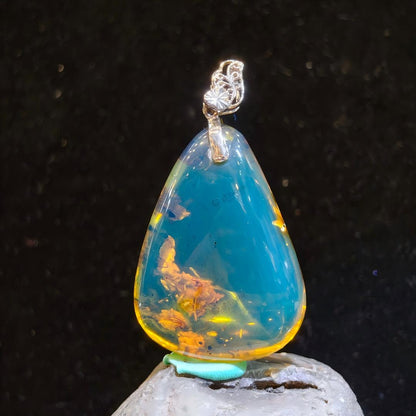 Dominican Floral Landscape Blue Amber | High-Grade Sky Blue Teardrop Pendant | 18K Openwork Floral Mounting (42.1×29.8×14.1mm / 10.38g / Collection No. 02-0007)