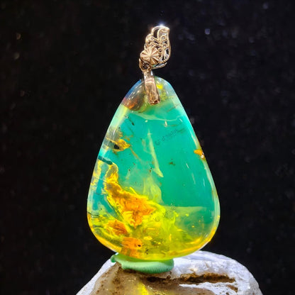 Dominican Floral Landscape Blue Amber | High-Grade Sky Blue Teardrop Pendant | 18K Openwork Floral Mounting (42.1×29.8×14.1mm / 10.38g / Collection No. 02-0007)