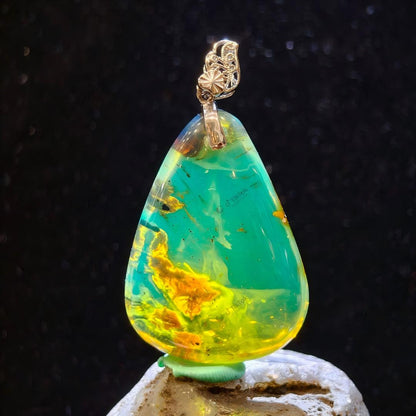 Dominican Floral Landscape Blue Amber | High-Grade Sky Blue Teardrop Pendant | 18K Openwork Floral Mounting (42.1×29.8×14.1mm / 10.38g / Collection No. 02-0007)