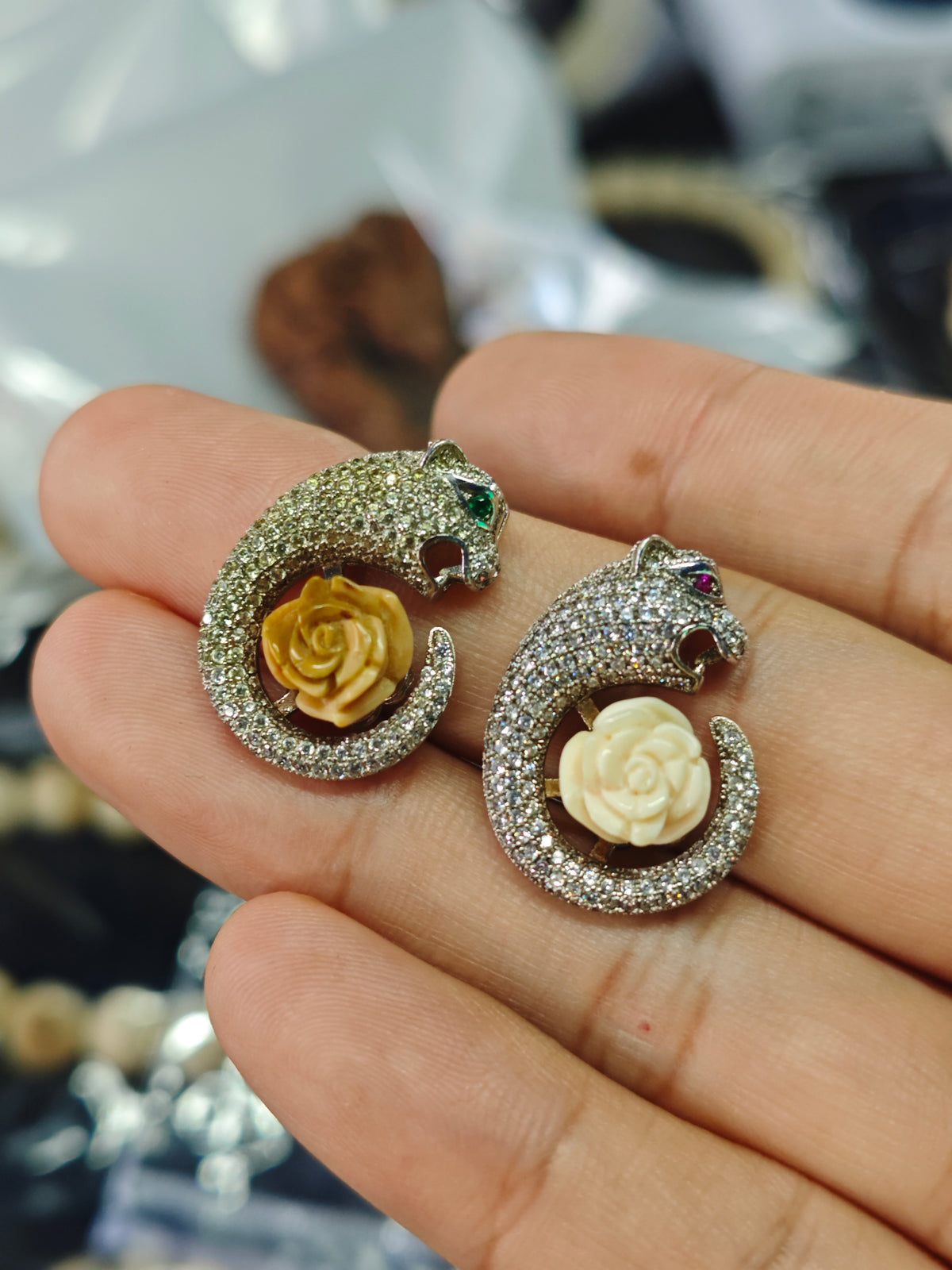 2026 Handicrafts Live Sale: Carved Works, Glass Ornaments, Bracelets & Accessories (10.25)